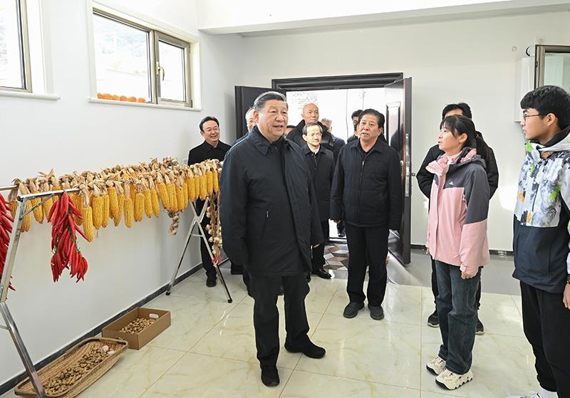 2023年11月10日，習近平總書記在北京門頭溝妙峰山鎮(zhèn)水峪嘴村村民李盟家看望慰問，了解房屋受損、修繕和冬季取暖等情況。