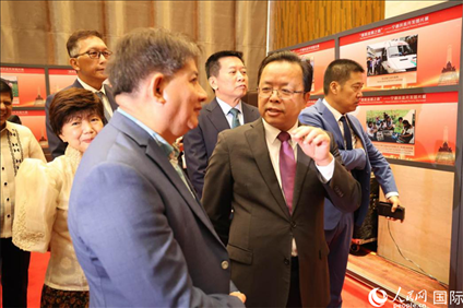 論壇期間配套舉行“‘?dāng)[脫貧困之路’——寧德扶貧開發(fā)圖片展”。人民網(wǎng)記者樊帆 攝