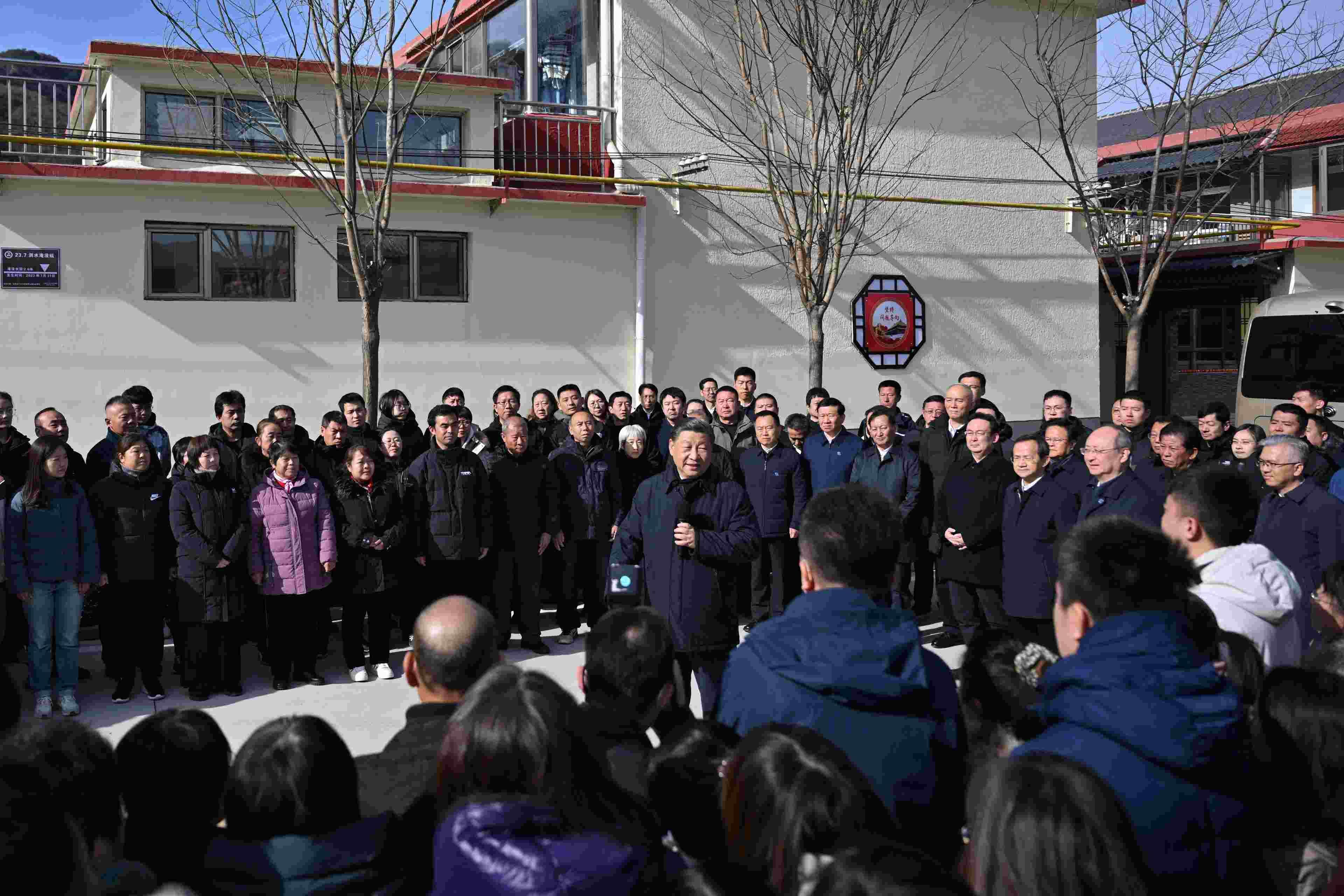 2023年11月10日，習(xí)近平總書記在北京市門頭溝區(qū)妙峰山鎮(zhèn)水峪嘴村考察時(shí)，同當(dāng)?shù)厝罕娪H切交流。