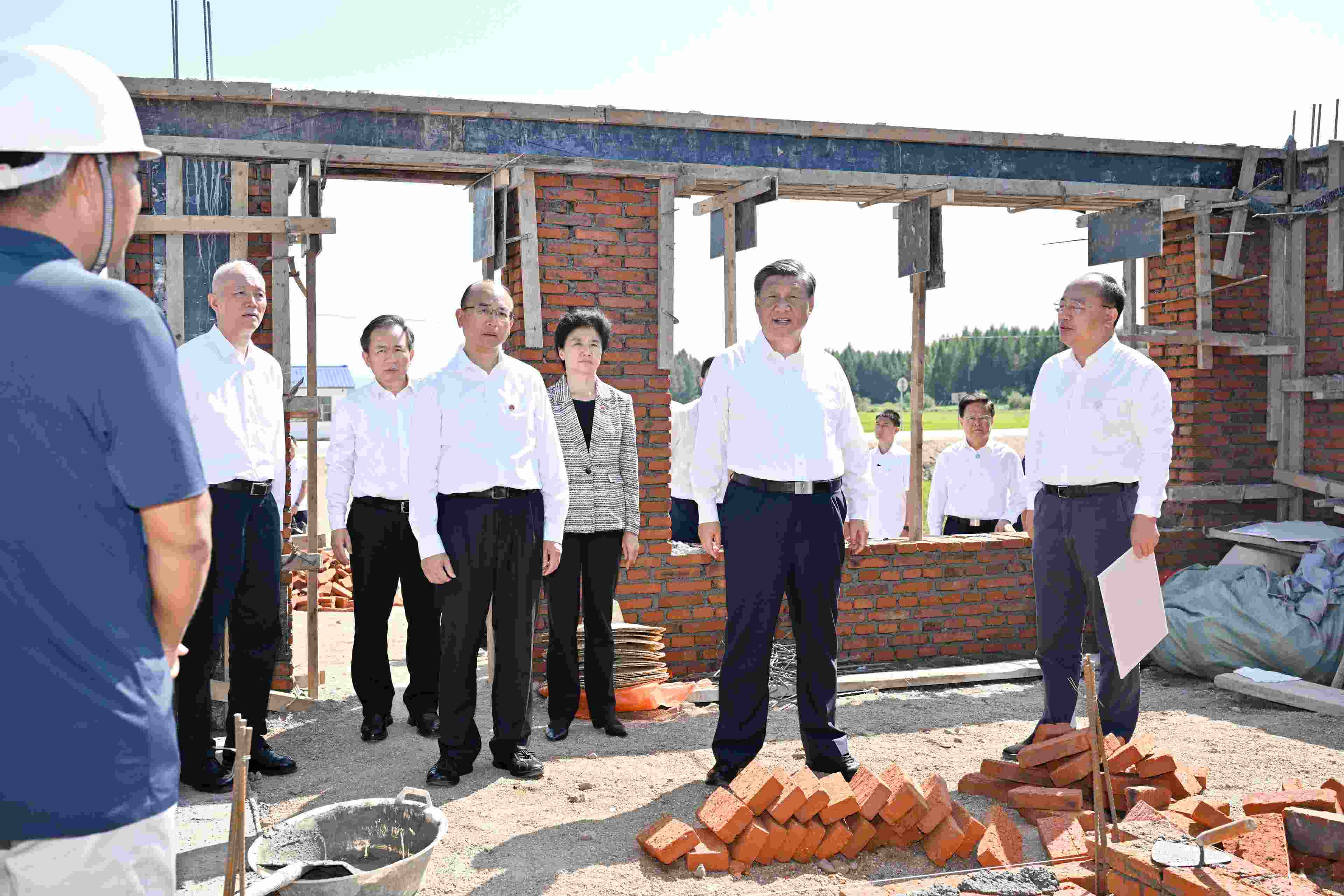 2023年9月7日，習(xí)近平總書記在遭受洪澇災(zāi)害的黑龍江省哈爾濱尚志市老街基鄉(xiāng)龍王廟村，察看水毀房屋重建情況。