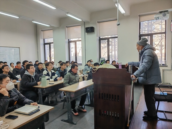 鐘萬(wàn)勰院士為研究生上課。大連理工大學(xué)供圖