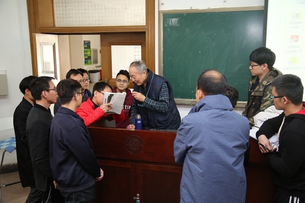 鐘萬(wàn)勰院士為學(xué)生們答疑解惑。大連理工大學(xué)供圖