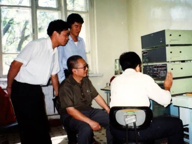 秦裕琨與團隊在一起。哈爾濱工業(yè)大學(xué)供圖