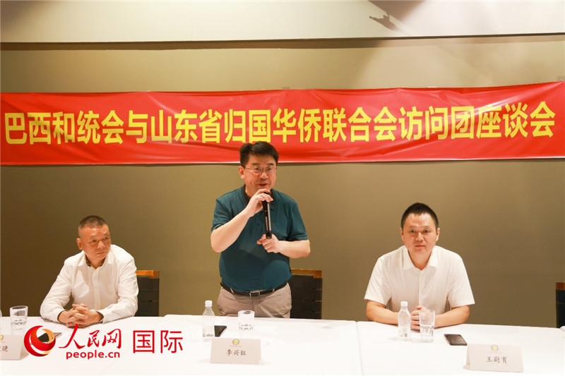 中國僑聯(lián)副主席、山東省僑聯(lián)主席李興鈺（中）在座談會(huì)上致辭。人民網(wǎng)記者 陳海琪攝