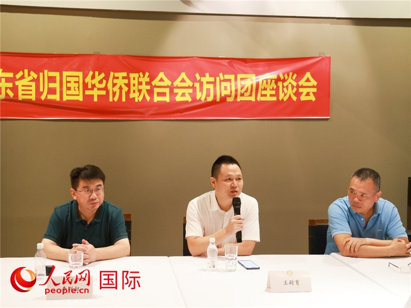 中國駐里約總領(lǐng)館副總領(lǐng)事王尉育（中）在座談會(huì)上致辭。人民網(wǎng)記者 陳海琪攝