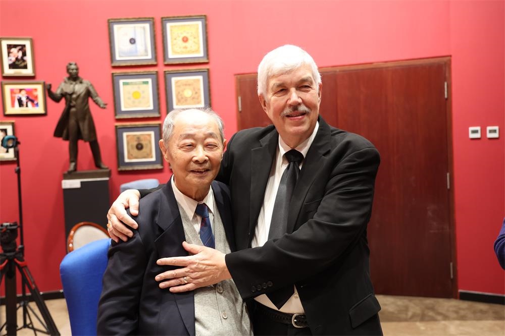 費(fèi)城交響樂(lè)團(tuán)小提琴演奏家戴維·布斯與原中央樂(lè)團(tuán)小提琴演奏家朱信人50年后再相聚。