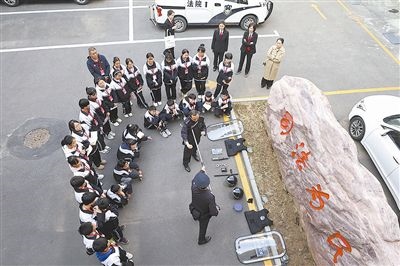 圖②：法警對警用裝備的使用進行現(xiàn)場演示。