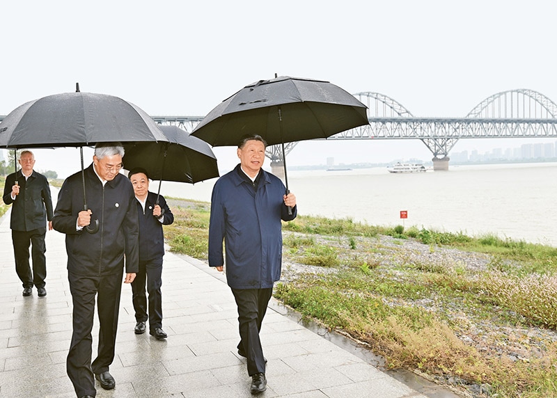 2023年10月10日至13日，中共中央總書記、國家主席、中央軍委主席習(xí)近平在江西考察。這是10日下午，習(xí)近平在長江國家文化公園九江城區(qū)段考察時，冒雨沿江堤步行察看沿岸風(fēng)貌。 新華社記者 謝環(huán)馳/攝