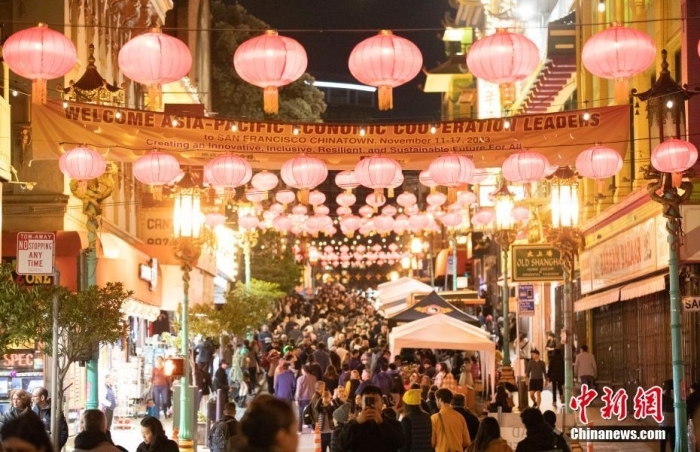 當(dāng)?shù)貢r(shí)間11月10日，美國(guó)舊金山唐人街夜市人頭攢動(dòng)。亞太經(jīng)合組織(APEC)第三十次領(lǐng)導(dǎo)人非正式會(huì)議將在舊金山舉行，當(dāng)?shù)靥迫私钟?jì)劃舉辦包括夜市在內(nèi)的多場(chǎng)活動(dòng)，以吸引與會(huì)者、游客和市民的光顧。<a target='_blank' href='/'><p class=