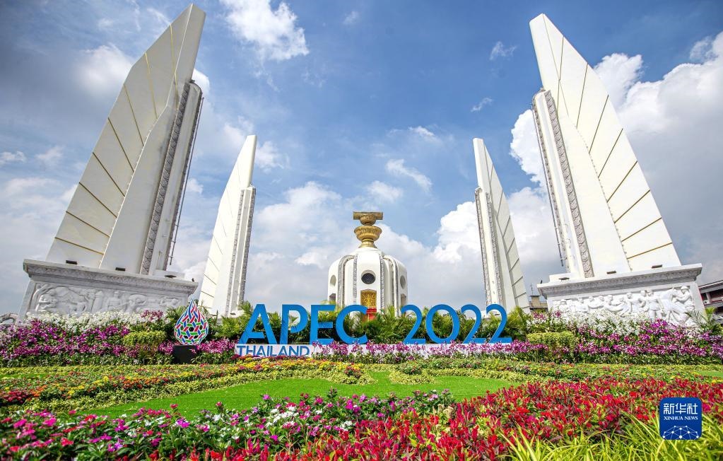 這是2022年11月16日在泰國首都曼谷街頭拍攝的2022年亞太經(jīng)合組織會議標(biāo)識。新華社記者 王騰 攝