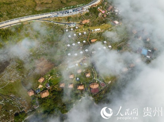 航拍掩映在晨間薄霧中的“花都里·化屋野奢度假營地“。人民網(wǎng) 陽茜攝