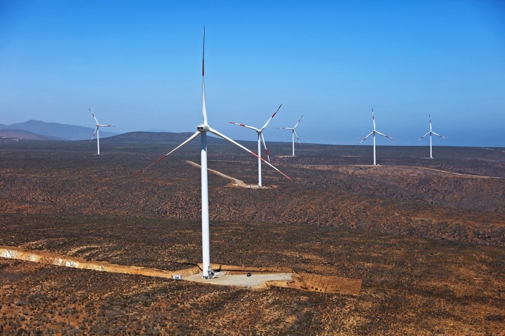 這是2023年2月14日拍攝的位于智利中部沿海的蓬塔謝拉風(fēng)電場(chǎng)。蓬塔謝拉風(fēng)電場(chǎng)是中國在智利投資建設(shè)的首個(gè)風(fēng)電場(chǎng)，2018年正式投產(chǎn)發(fā)電，可滿足13萬戶家庭的用電需求，同時(shí)每年還能減少15.7萬噸碳排放。