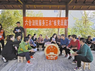  圖③：干警向附近農(nóng)戶解讀相關(guān)法律法規(guī)。
