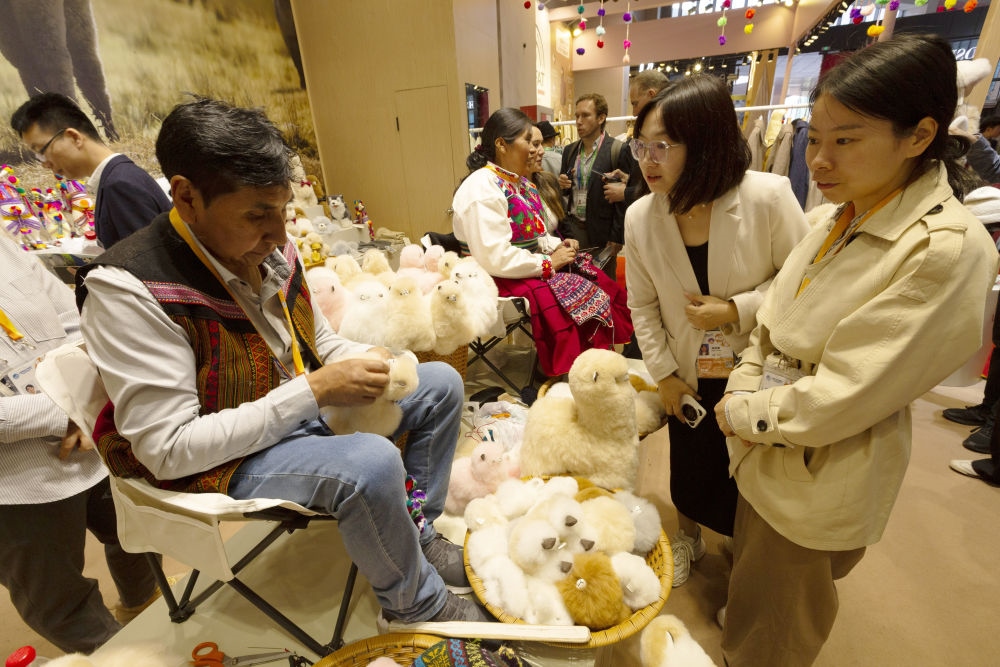 2023年11月7日，秘魯羊駝毛制品手藝人馬馬尼大叔在中國上海舉辦的第六屆進(jìn)博會(huì)上展示羊駝玩偶制作工藝。秘魯特色羊駝毛制品連續(xù)六屆在進(jìn)博會(huì)上亮相，收獲大量訂單。進(jìn)博會(huì)大舞臺(tái)讓秘魯傳統(tǒng)手藝人有了更廣闊的發(fā)展空間。