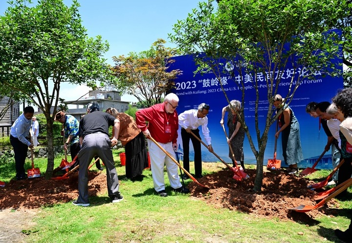 2023年6月28日，出席“鼓嶺之友”座談會(huì)的中美各界人士在鼓嶺共同植樹(shù)留念。