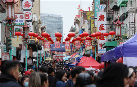 2023年1月15日，人們?cè)诿绹f金山唐人街的迎春街會(huì)上游覽、購物。當(dāng)日，為期兩天的迎春街會(huì)在美國舊金山唐人街閉幕，活動(dòng)吸引了大批市民和游客。新華社發(fā)