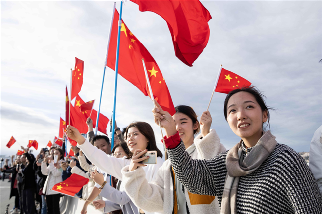 △當(dāng)?shù)貢r(shí)間11月14日，華僑華人和中國留學(xué)生代表在沿途街道，熱烈歡迎習(xí)近平主席到訪。