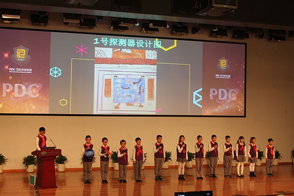 北京呼家樓中心小學(xué)的學(xué)生們展示PDC項(xiàng)目“新行星移民計(jì)劃探索衛(wèi)星設(shè)計(jì)”。