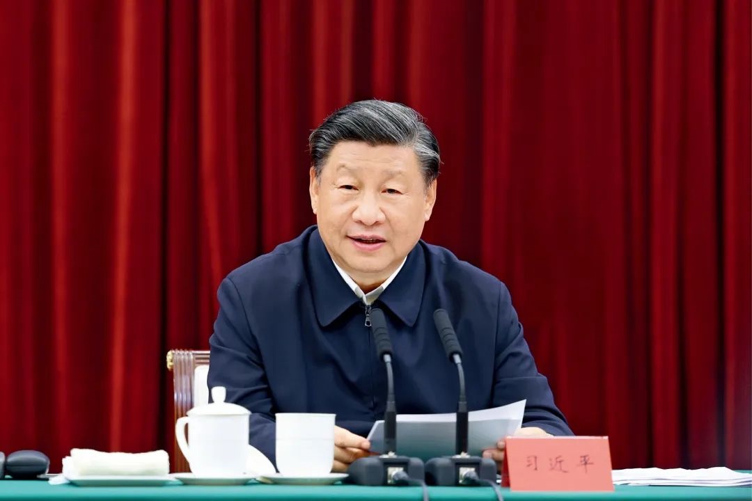 2023年10月12日，中共中央總書記、國家主席、中央軍委主席習(xí)近平在江西省南昌市主持召開進一步推動長江經(jīng)濟帶高質(zhì)量發(fā)展座談會并發(fā)表重要講話。習(xí)近平強調(diào)，完善跨區(qū)域、跨部門、跨層級的數(shù)據(jù)信息共享和流程互聯(lián)互通，深化政務(wù)服務(wù)合作，優(yōu)化營商環(huán)境。圖/新華社記者 鞠鵬 攝