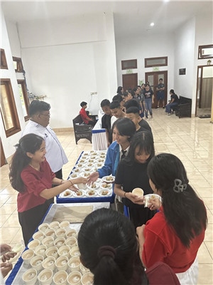 學生們品嘗中華美食湯圓和燒賣。主辦方供圖
