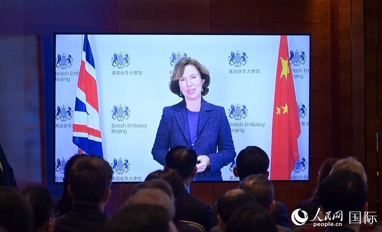 英國駐華大使吳若蘭發(fā)表視頻主旨演講。人民網(wǎng) 郭錦標(biāo) 攝