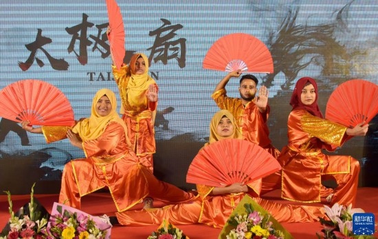 11月22日，在孟加拉國達卡，學生在孔子課堂揭牌儀式上表演。新華社發(fā)（薩利姆攝）
