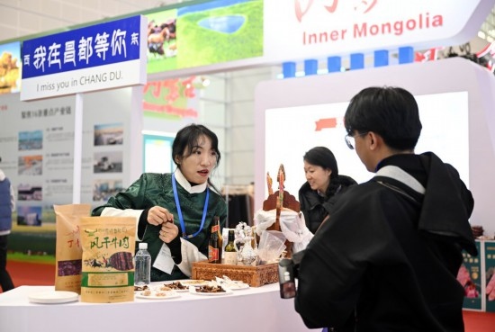 11月23日，參展商和參觀者在國(guó)家會(huì)展中心（天津）國(guó)內(nèi)省市合作交流展區(qū)交流。新華社記者 趙子碩 攝
