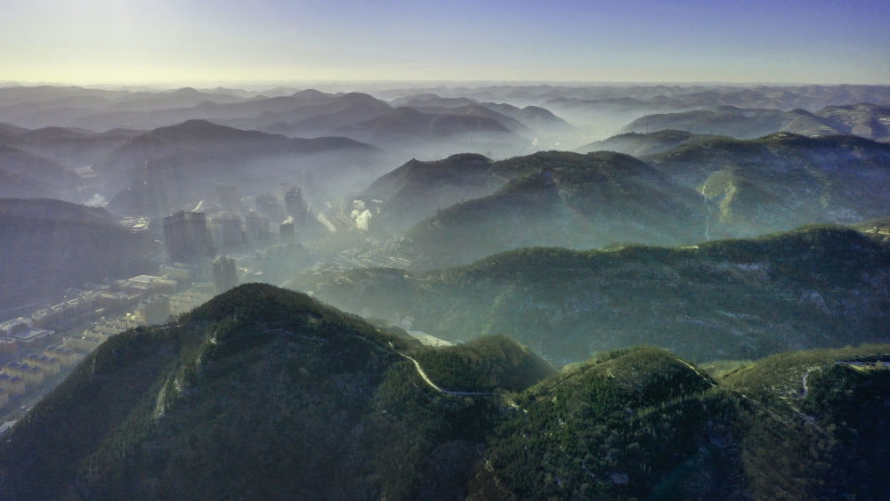 陜西省延安市吳起縣的山山峁峁被茂密的山林覆蓋（2021年12月20日攝，無人機(jī)照片）。新華社記者 陶明 攝