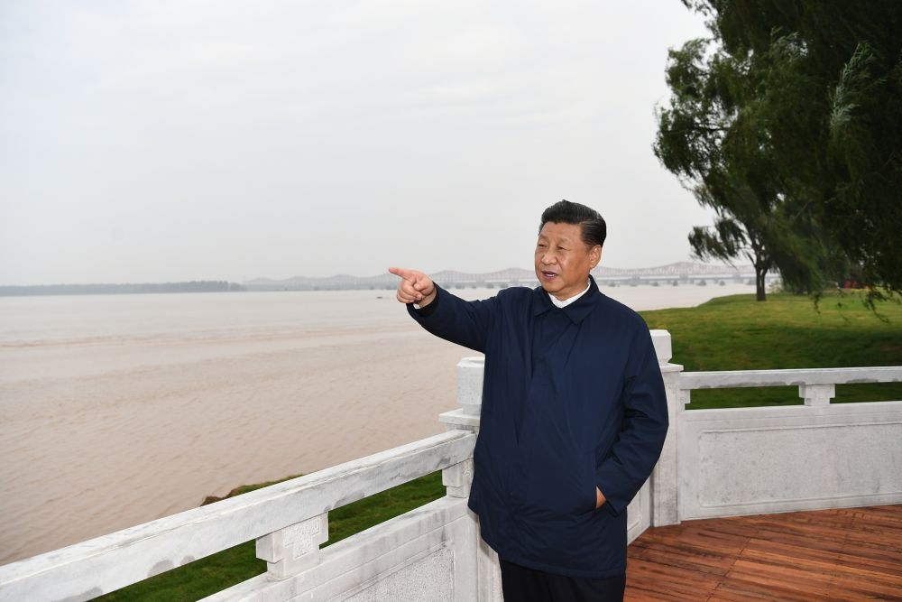 2019年9月16日至18日，中共中央總書記、國家主席、中央軍委主席習(xí)近平在河南考察。這是17日下午，習(xí)近平在鄭州黃河國家地質(zhì)公園，眺望黃河鄭州段。新華社記者 謝環(huán)馳 攝