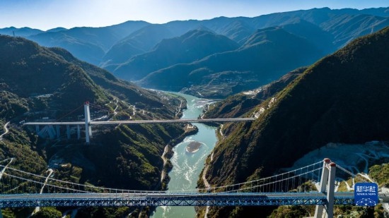 11月25日拍攝的麗香鐵路金沙江特大橋（前），遠處是麗香高速特大橋（無人機照片）。