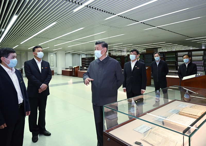 2022年4月25日，習(xí)近平來(lái)到中國(guó)人民大學(xué)考察調(diào)研。這是他在圖書館考察。