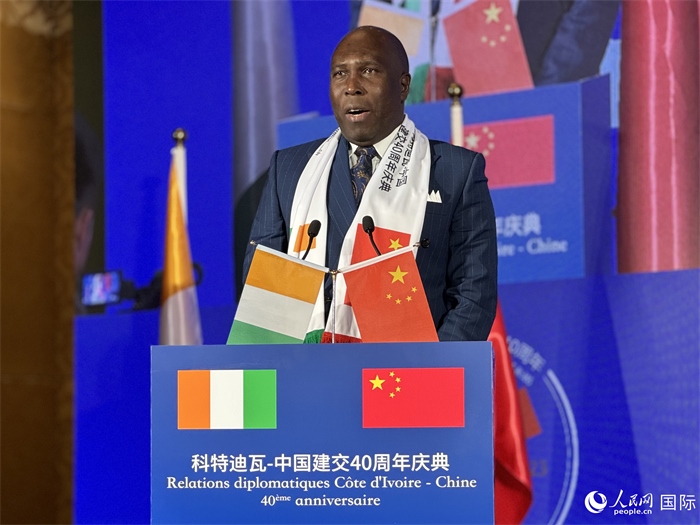 科特迪瓦駐華大使多索·阿達(dá)馬在招待會(huì)上致辭。人民網(wǎng) 謝瑩攝