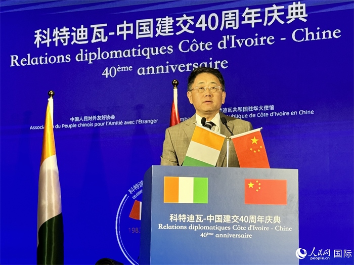 中國(guó)人民對(duì)外友好協(xié)會(huì)副會(huì)長(zhǎng)姜江在招待會(huì)上致辭。人民網(wǎng) 謝瑩攝