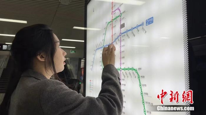 李佳夢(mèng)正在坐地鐵。呂盛楠 攝