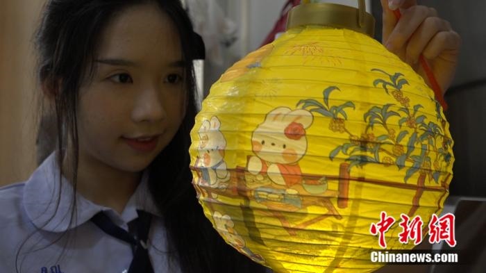 李佳夢(mèng)正在做兔子花燈。呂盛楠 攝