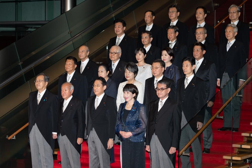 9月13日，日本首相岸田文雄（前排中）在東京的首相官邸率閣僚合影。新華社記者張笑宇攝