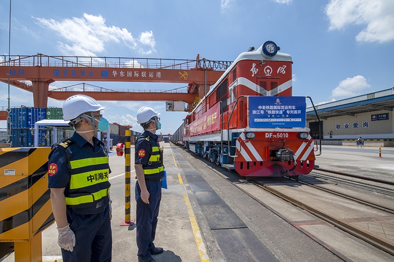 2022年6月29日，浙江金華，中老鐵路國(guó)際貨運(yùn)列車浙江號(hào)“鐵路快通”首趟專列經(jīng)海關(guān)監(jiān)管后，從金華南站鳴笛啟程，經(jīng)磨憨口岸駛向老撾萬(wàn)象。