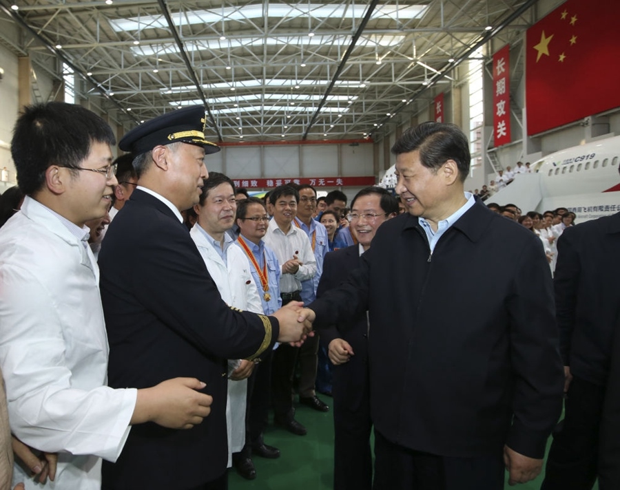 2014年5月23日，習(xí)近平在上海考察調(diào)研期間，在中國商飛設(shè)計研發(fā)中心綜合試驗大廳與試飛工程師、科研人員親切握手。