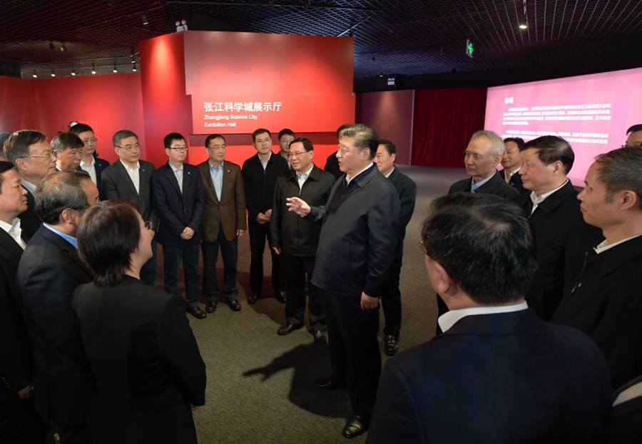2018年11月6日，習(xí)近平在上海張江科學(xué)城展示廳考察時，同在場的科技工作者親切交談。