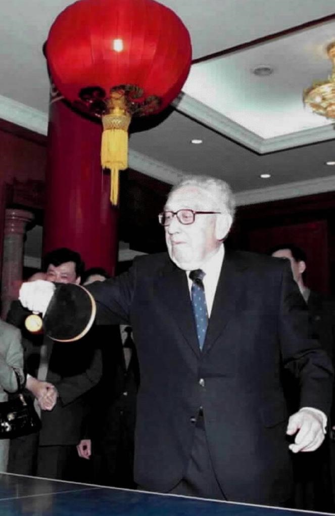 2001年3月18日，基辛格在中國(guó)人民對(duì)外友好協(xié)會(huì)紀(jì)念中美“乒乓外交”30周年的招待會(huì)開始前揮拍助興。新華社發(fā)