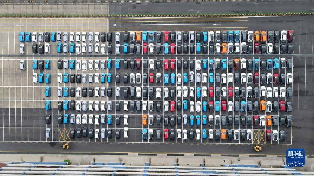 這是2023年7月9日在上海外高橋海通汽車碼頭拍攝的等待裝船運(yùn)往澳大利亞的上汽MG品牌汽車和新能源車（無人機(jī)照片）。新華社記者 方喆 攝