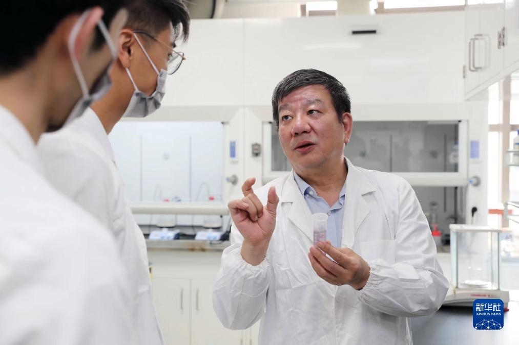 中國科學(xué)院院士、國家自然科學(xué)獎(jiǎng)一等獎(jiǎng)得主趙東元在復(fù)旦大學(xué)實(shí)驗(yàn)室里指導(dǎo)學(xué)生（2023年9月2日攝）。新華社記者 劉穎 攝