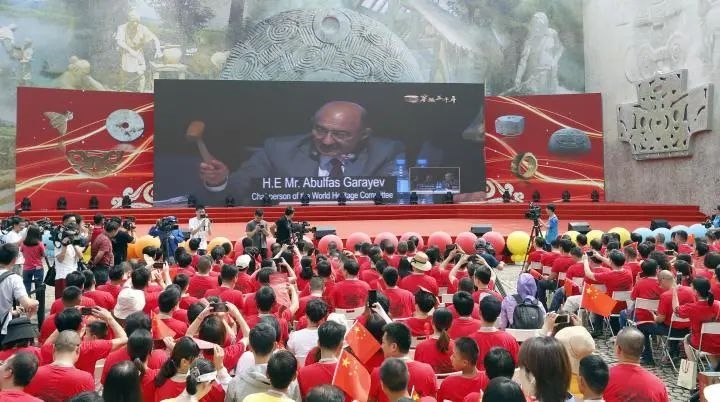 2019年7月6日，杭州市民揮舞國(guó)旗慶祝良渚古城遺址獲準(zhǔn)列入世界遺產(chǎn)名錄。記者 吳煌 倪雁強(qiáng) 攝