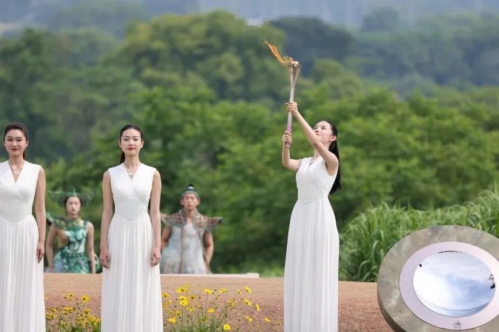 杭州亞運(yùn)會(huì)火種在良渚成功采集。記者 呂之遙 攝