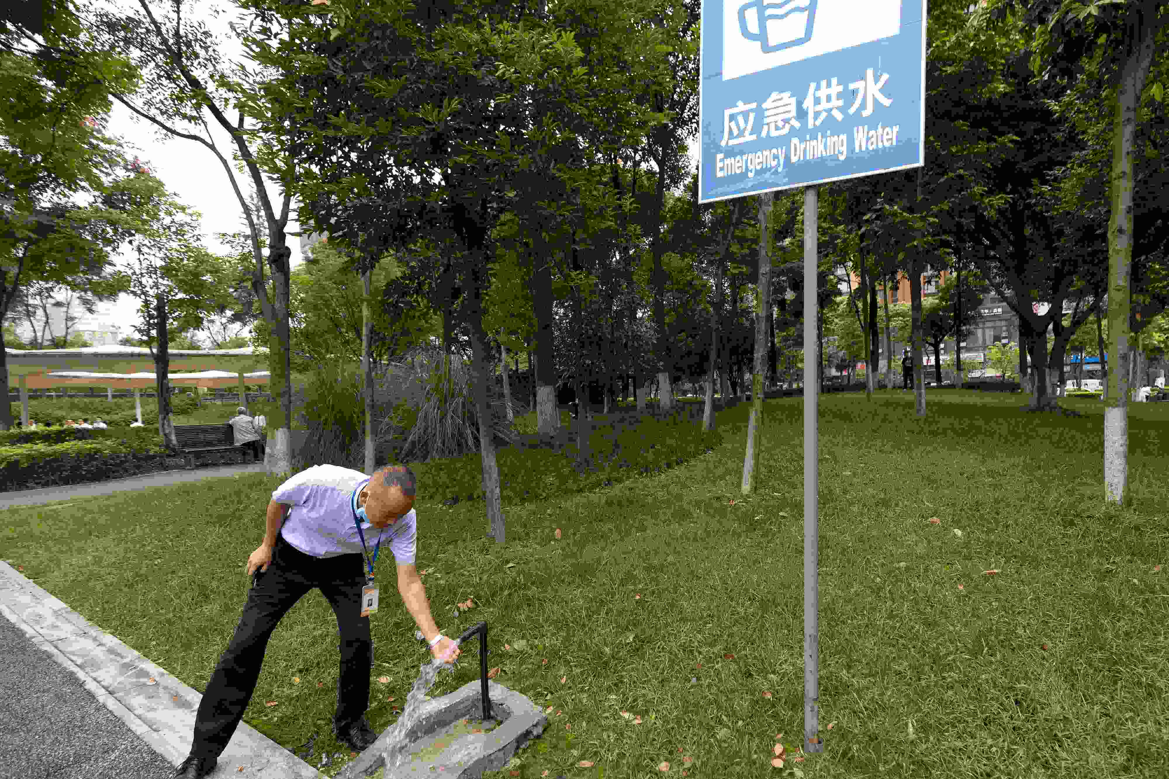 位于成都高新區(qū)天府二街與天府三街之間的大源中央公園，應(yīng)急供水設(shè)施標(biāo)識(shí)醒目。