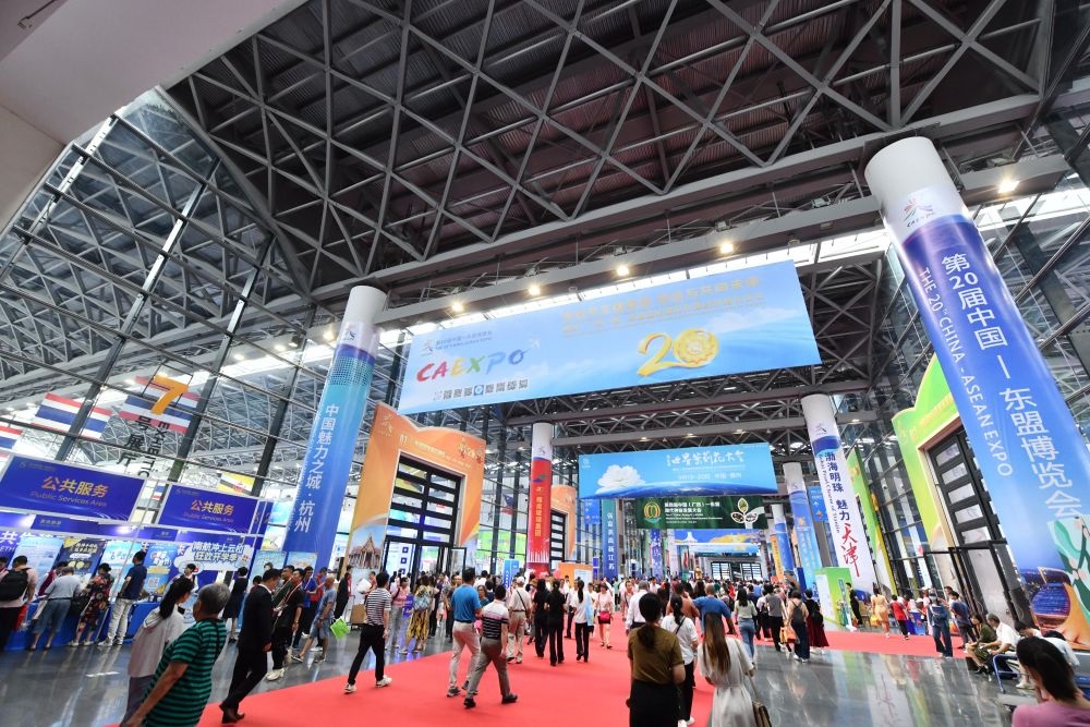 2023年9月18日，參觀者在第二十屆中國—東盟博覽會東盟商品展區(qū)選購商品。新華社記者 黃孝邦 攝