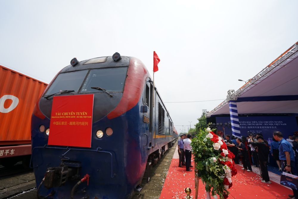 這是2023年8月2日在越南河內(nèi)安員車站拍攝的首列“燕趙號”中越班列。新華社記者 胡佳麗 攝