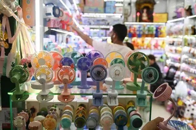△近期，客商在浙江義烏國際商貿(mào)城采購商品。