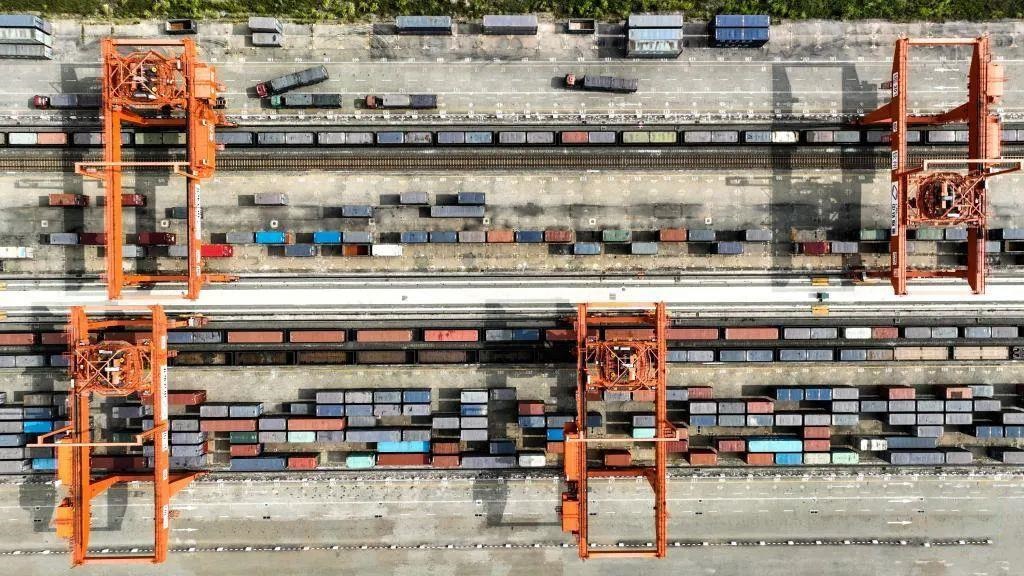 △2023年11月12日，火車在廣西欽州港碼頭裝運(yùn)集裝箱。
