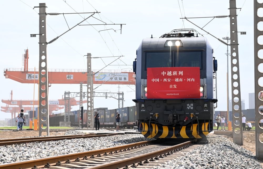 2022年8月23日，陜西首趟中越國際貨運班列由西安國際港站駛出開往越南河內(nèi)。新華社記者 李一博 攝